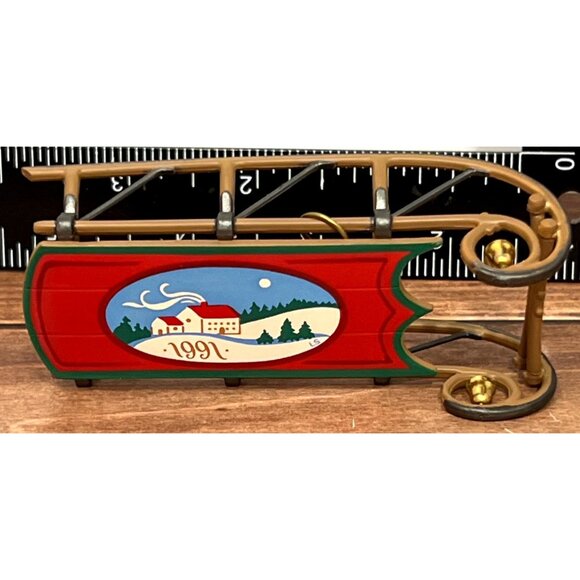 1991 HALLMARK KEEPSAKE ORNAMENT QX431-7 OLD-FASHIONED SLED - Picture 6 of 7